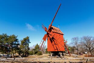 Traditionelle Windmühle im Skansen Freilichtmuseum