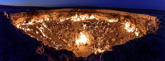 Der Krater Derweze in der Wüste Karakum bei Nacht