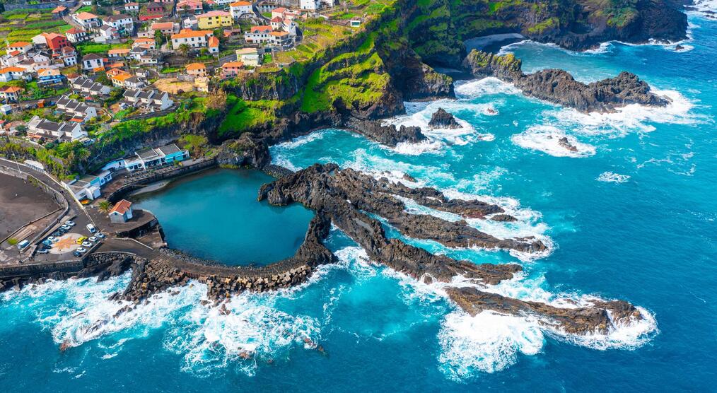Blick auf die natürlichen Lavapools von Porto Moniz bei einer 15 Tage Madeira Standortreise