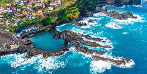 Blick auf die natürlichen Lavapools von Porto Moniz bei einer 15 Tage Madeira Standortreise