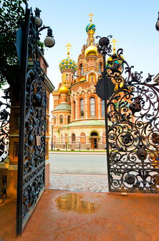 Eingang Tor zur Sehenswürdigkeit Aufersteherkirche St. Petersburg