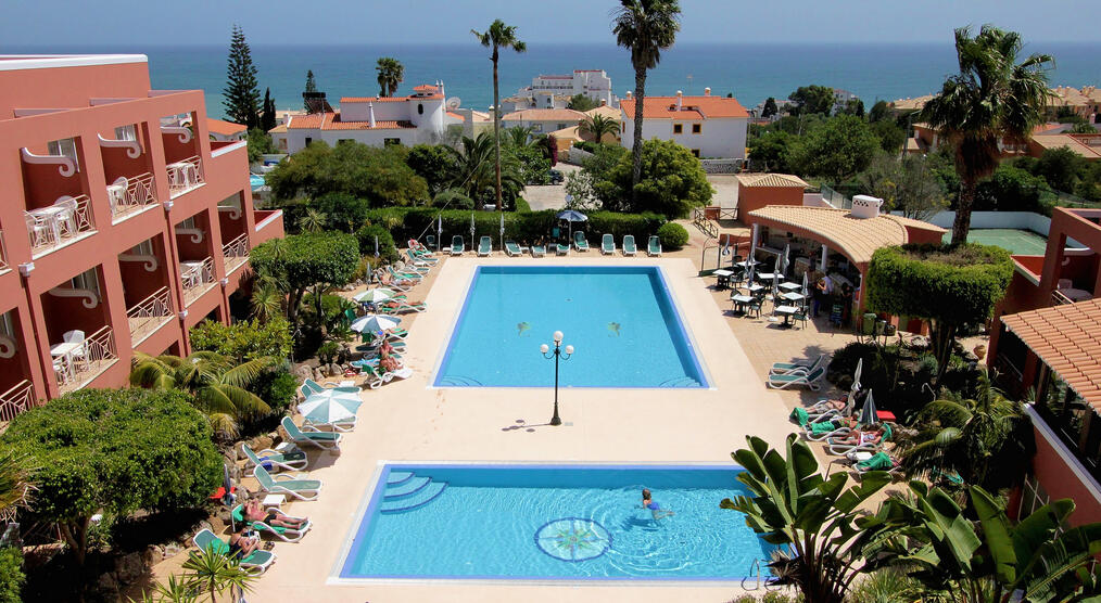 Pool- und Meerblick