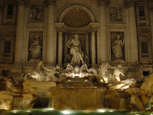 Trevi Brunnen in Rom bei Nacht