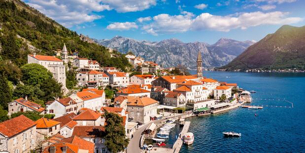 Luftansicht auf die Stadt Perast & die Bucht von Kotor