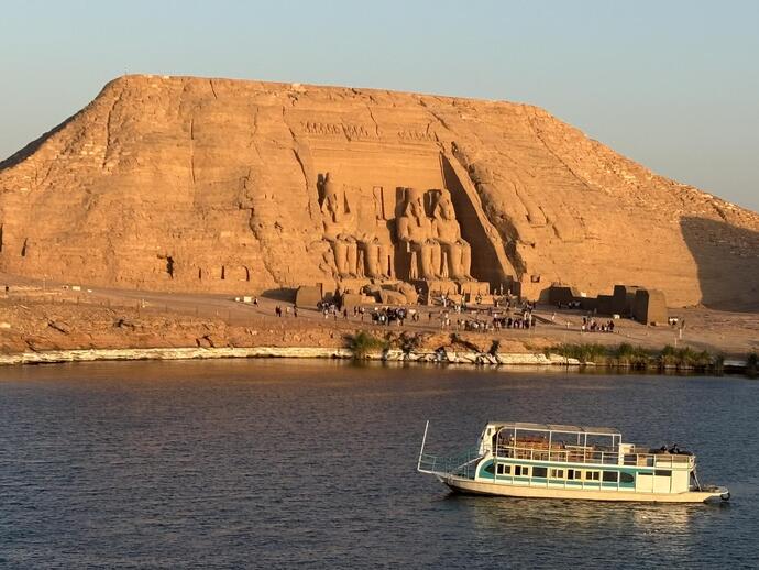 Blick auf den beeindruckenden Tempel Abu Simbel auf einer Ägypten Rundreise mit Kreuzfahrt 