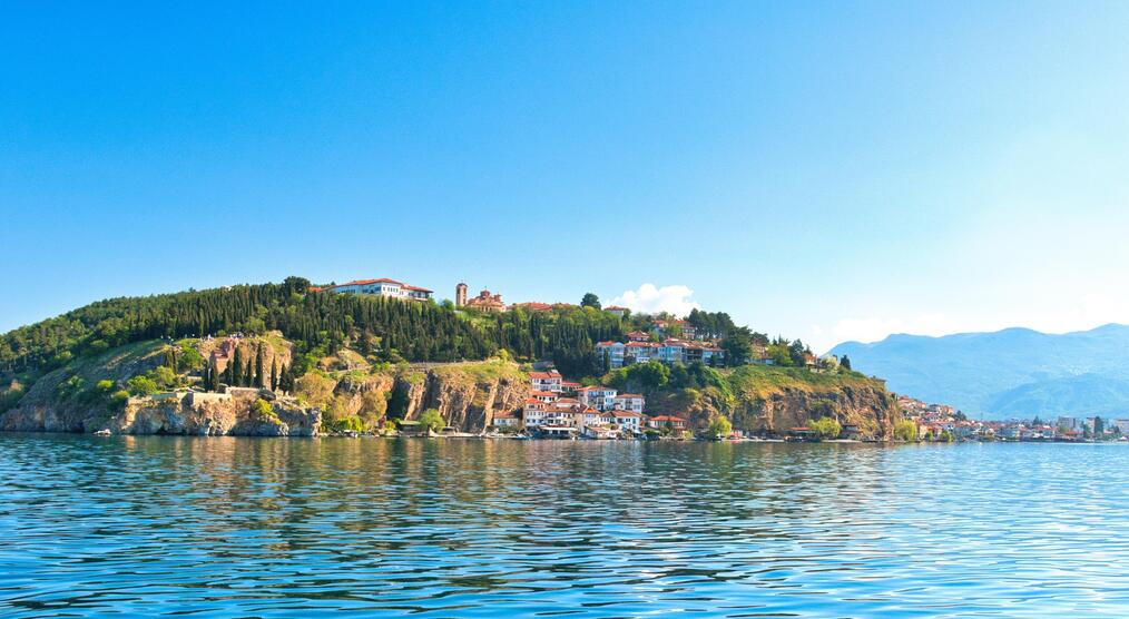 Der Ohrid See mit Halbinsel während einer Nordmazedonien Reise
