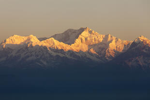 Aussicht vom Tiger Hill auf das Kanchenjunga-Massiv bei Sonnenaufgang
