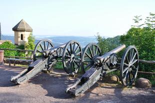 Aussichtsplattform mit alten Kanonen Wartburg