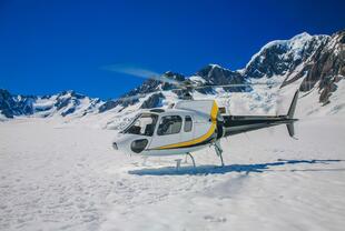Helikopter in Winterlandschaft 