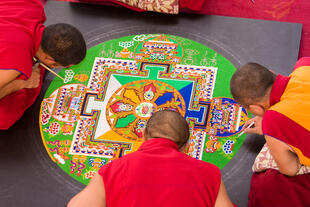 Tibetische Mönche beim anfertigen eines Mandalas