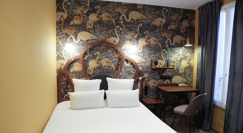 Doppelzimmer mit Schreibtisch