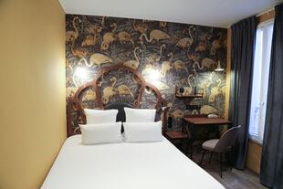 Doppelzimmer mit Schreibtisch