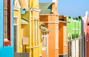 Farbenfrohe Häuser in Lüderitz