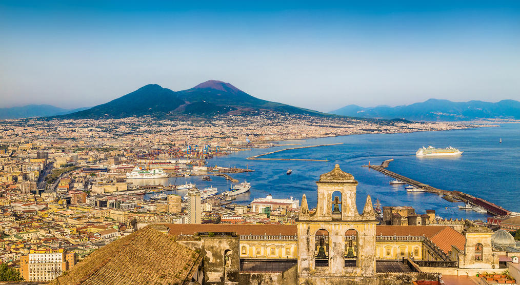 Neapel mit Vesuv im Hintergrund