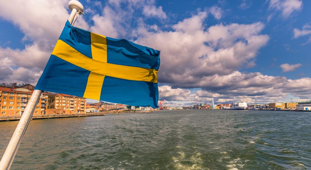 Schwedische Flagge auf Boot in Göteborg, Schweden Gruppenreisen