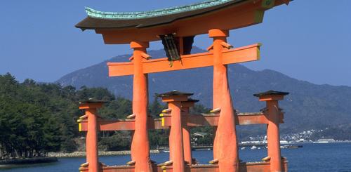 Tor des Itsukushima Schreins auf der Insel Miyajima 