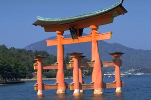 Tor des Itsukushima Schreins auf der Insel Miyajima 