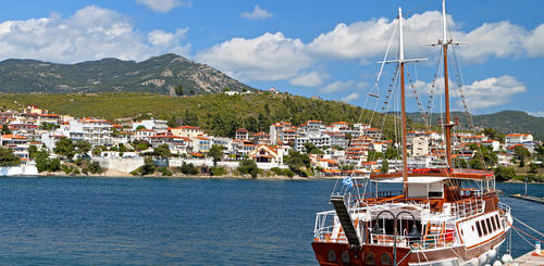 Boot im Hafen von Neos Marmaras