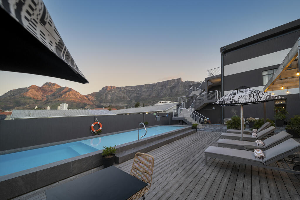 Dachterrasse mit Pool und Blick auf den Tafelberg