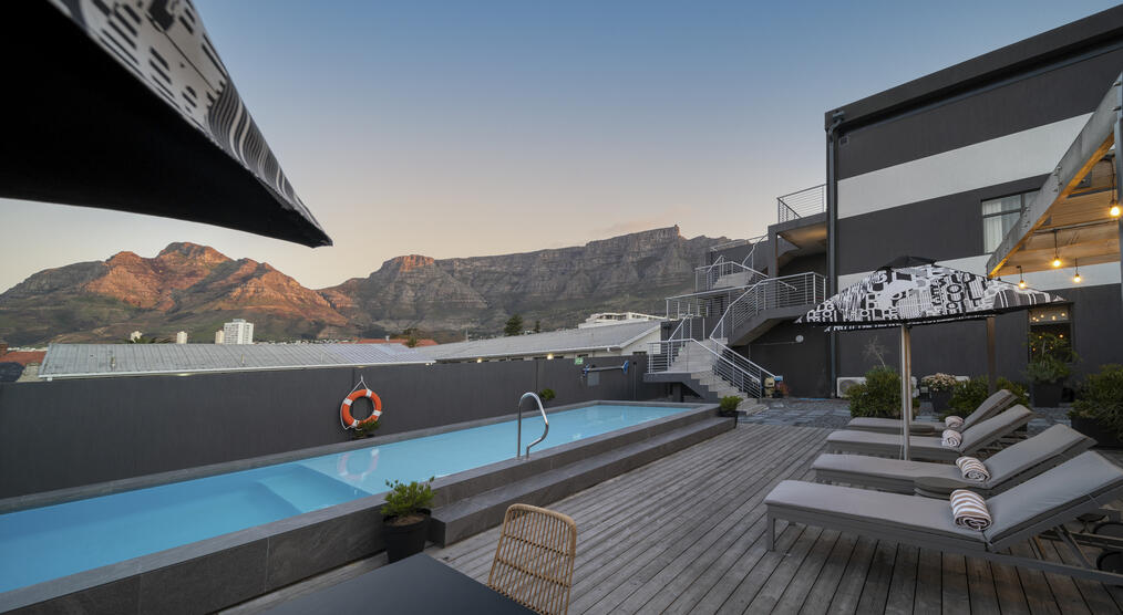 Dachterrasse mit Pool und Blick auf den Tafelberg