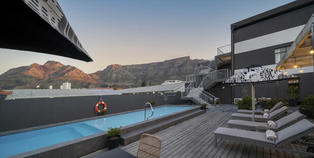 Dachterrasse mit Pool und Blick auf den Tafelberg