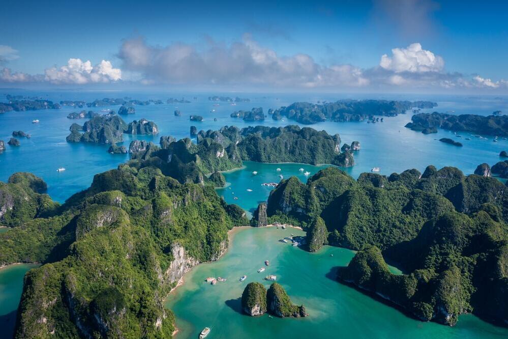 Panoramablick auf die Halong Bucht