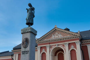 Simon Dach Brunnen mit Statue 