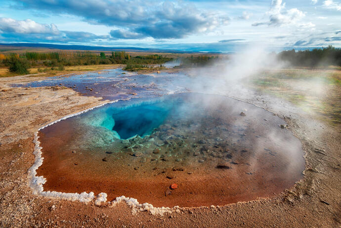 Die heiße Quelle von Geyser auf einer Island Reise