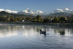 Pokhara am Phewa-See vor den Gipfeln des Himalayas