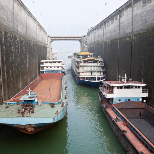 Schiffe in einer Schleuse des Drei-Schluchten-Staudamms