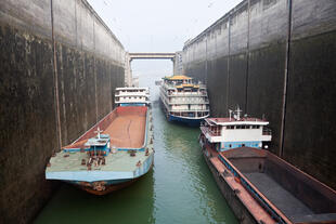 Schiffe in einer Schleuse des Drei-Schluchten-Staudamms