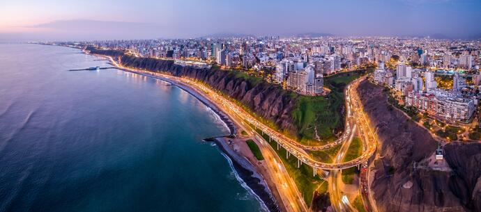 Steilküste Lima abends