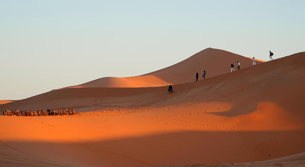 Eine sonnige Wüstenlandschaft während einer Marokko Reise in kleinen Gruppen