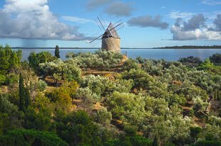 Historische Steinmühle mit dem Mittelmeer im Hintergrund
