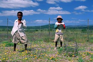 Kinder eines kleinen afrikanischen Dorfes 