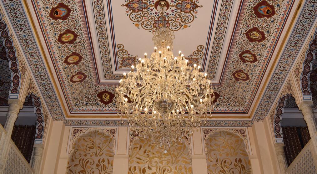 Kronleuchter und verzierte Decke des Hotels