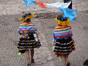 Traditionell gekleidete Peruanerinnen