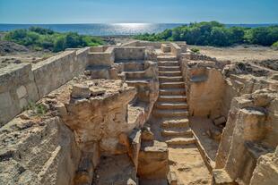 Blick auf die Königsgräber von Nea Paphos und das Meer
