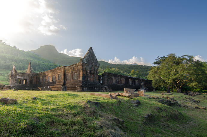 Wat Phou, ein antiker Tempelkomplex im Süden von Laos, ist eingebettet in die üppige grüne Landschaft der Provinz Champasak.