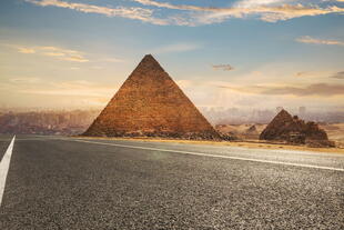 Straße nach Kairo mit Pyramiden Ägypten Sehenswürdigkeiten