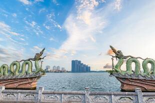 Drachenstatuen am Westlake in Hanoi