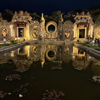goldener Eingang bei Nacht in Vietnam