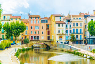 Canal de la Robine im Stadtzentrum von Narbonne