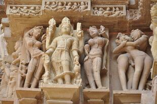 Skulpturen am Khajuraho Tempel