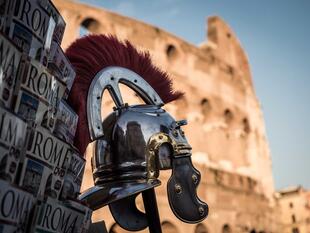 Gladiotrenhelm vor dem Hintergrund des Kolosseum