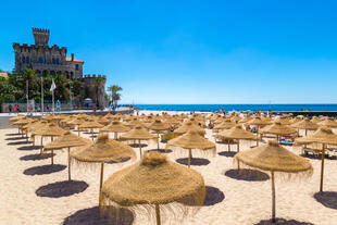 Strand mit Burg von Estoril