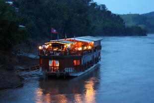 Beleuchtetes Boot auf dem Mekong