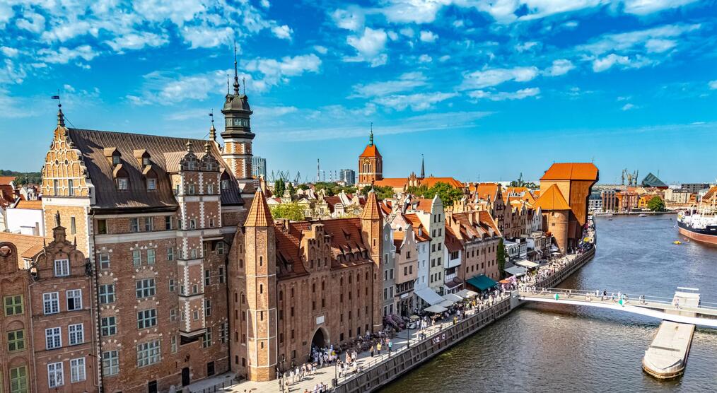 Architektur der Altstadt von Danzig mit Krantor am Fluss Motlawa 