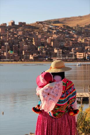 Peruanerin mit Baby am Titicacasee