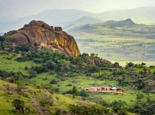 Schöne Bergkulisse und typische Huetten in Eswatini
